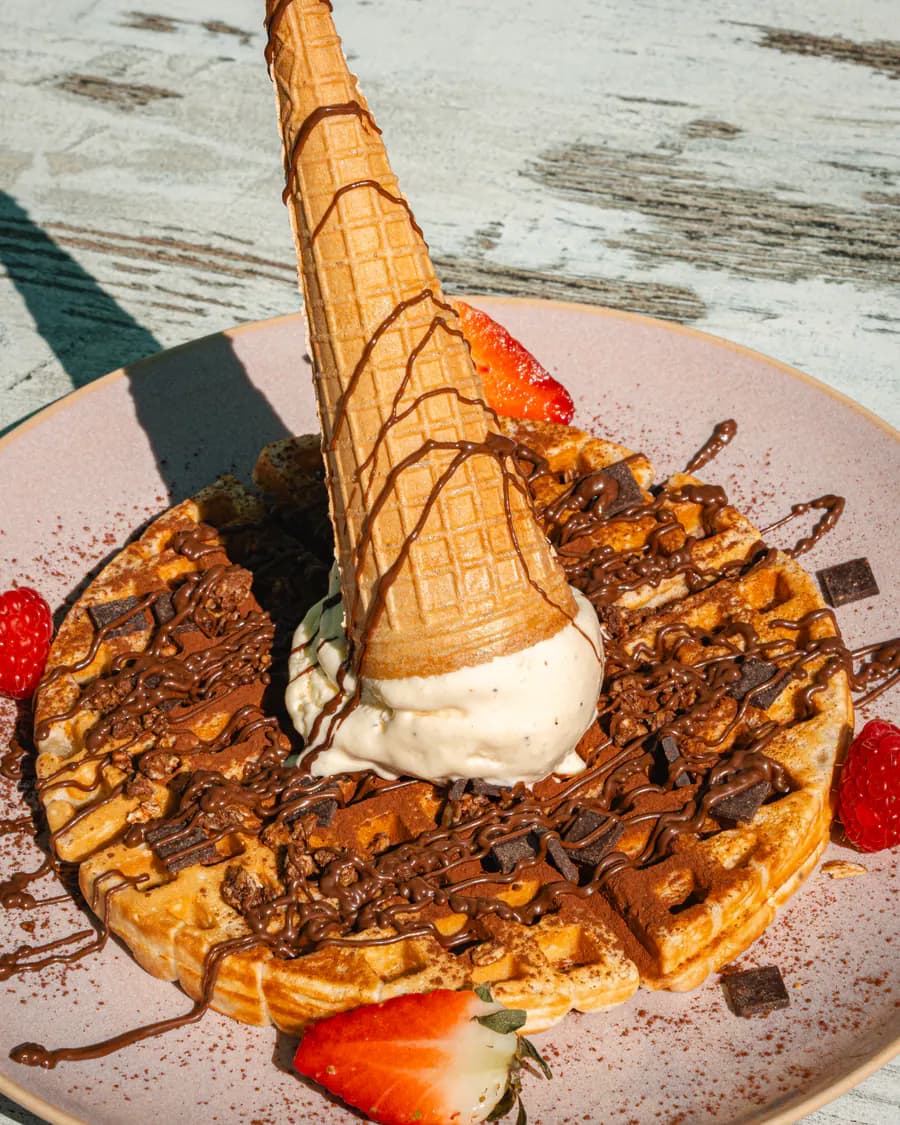 Pistazien-Waffeltüte mit Eis und Beeren