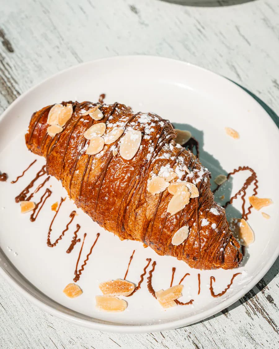 Frisch gebackene Croissants aufgefächert