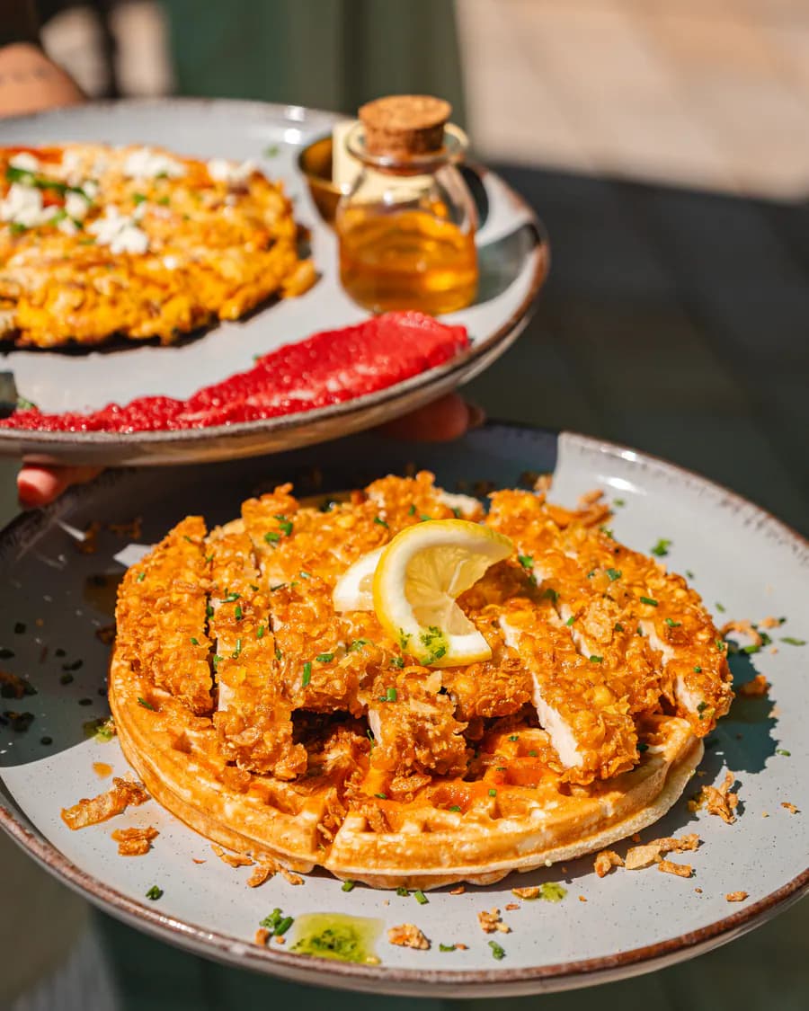Shakshuka mit Gurke und marokkanischem Brot